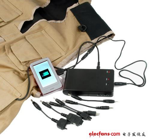 太陽能背心充電器，內(nèi)置有4塊太陽能電池板，可以產(chǎn)生8，800mAh的電流