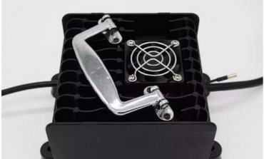 匹配的充電器，可對(duì)電池進(jìn)行充電保護(hù)延長(zhǎng)壽命