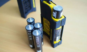 配件品牌nuoleer發(fā)布外觀酷似跑車的萬(wàn)能充電器